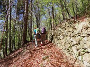 23 Alcuni tratti di sentiero sono sostenuti a monte da muri a secco
